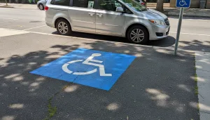 découvrez la durée autorisée pour stationner sur une place handicapé, les règles à respecter et les sanctions en cas de non-respect pour garantir l'accessibilité à tous.